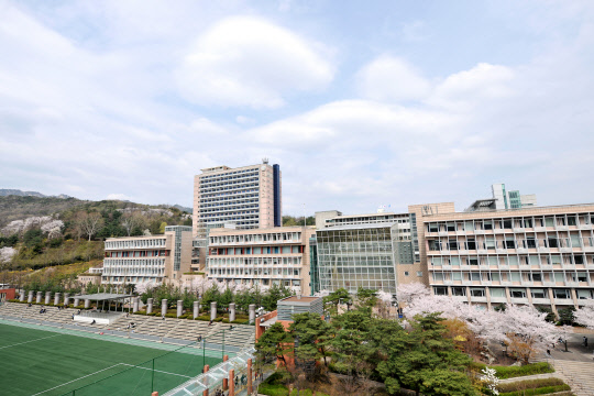 국민대학교(총장 유지수)가 정형화된 틀에서 벗어나 이색적인 입학식을 갖는다고 21일 밝혔다. 입학식은 23일 오후 2시 체육관에서 열린다. 연예인 공연 등 기존의 정형화된 형식을 탈피해 신입생들이 주도적으로 참여할 수 있는 다채로운 콘텐츠들로 구성할 예정이다. 국민대 제공